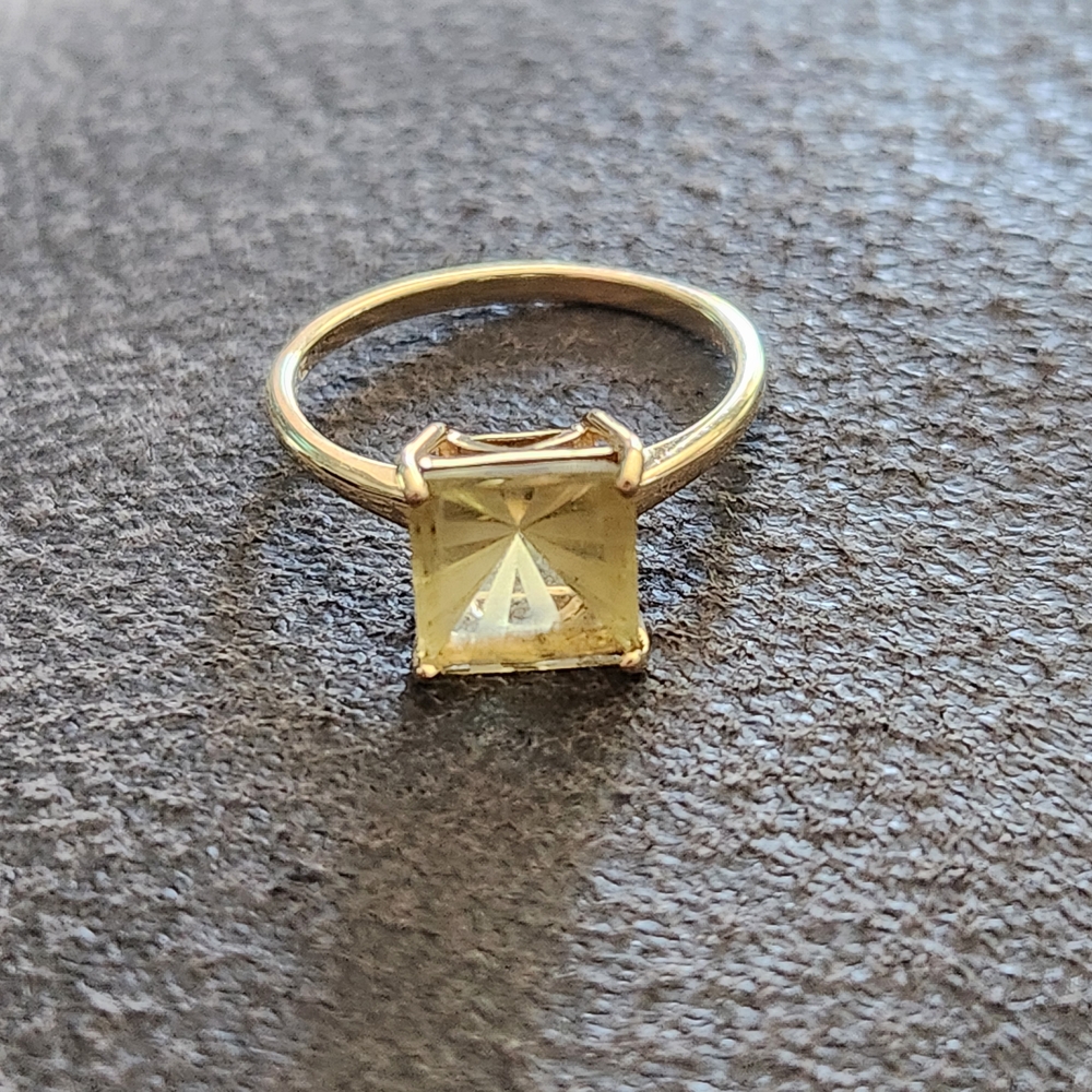 Elegant Gold Ring with Yellow Gemstone - Picture 3 of 11